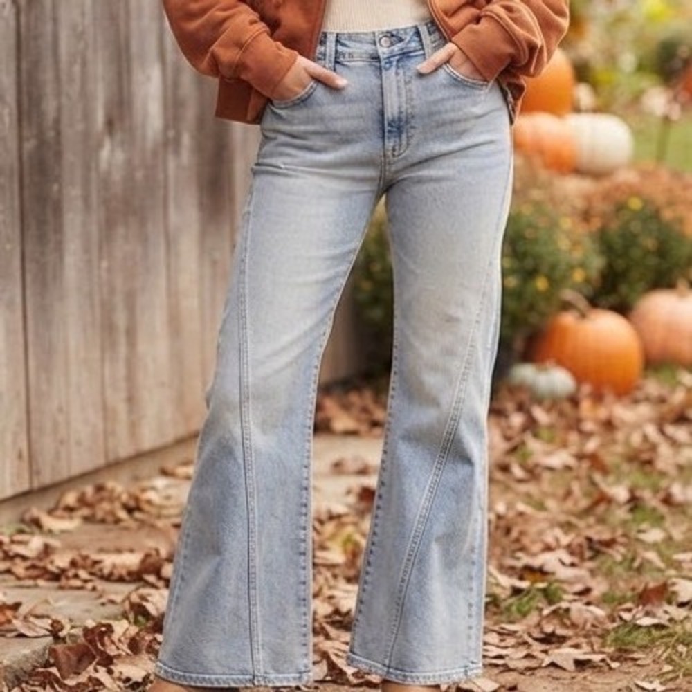 American Eagle Strigid High Rise Flare Jeans Light Wash Size 6 Regular